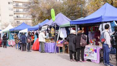 Un sábado al mes se realiza la feria de emprendedores en el playón de los Arcos Romanos en el Parque Central.