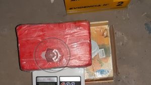 Detuvieron a dos hombres con un kilo de cocaína y tres de marihuana en Neuquén