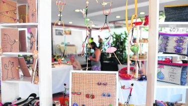 Hay más de 550 microemprendedores en Bariloche, que se distribuyen en las distintas ferias y muestras temporarias, que funcionan como una “vidriera” en los días más cotizados del año. La crisis afecta el negocio. 