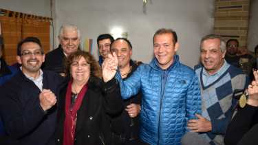 El exgobernador Jorge Sapag, el senador Guillermo Pereyra y el gobernador Omar Gutiérrez fueron a festejar junto a Gustavo Suárez y Marga Yunes. Foto Gentileza Prensa MPN