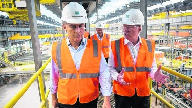 Rocca y Macri.  El empresario junto al presidente en una visita a Fortín de Piedra, yacimiento estrella de los no convencionales.  