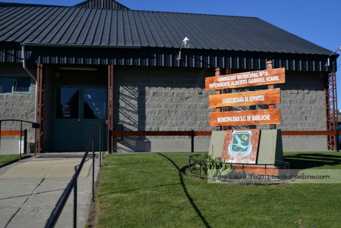 El municipio de Bariloche habilitó un gimnasio para alojar turistas varados.