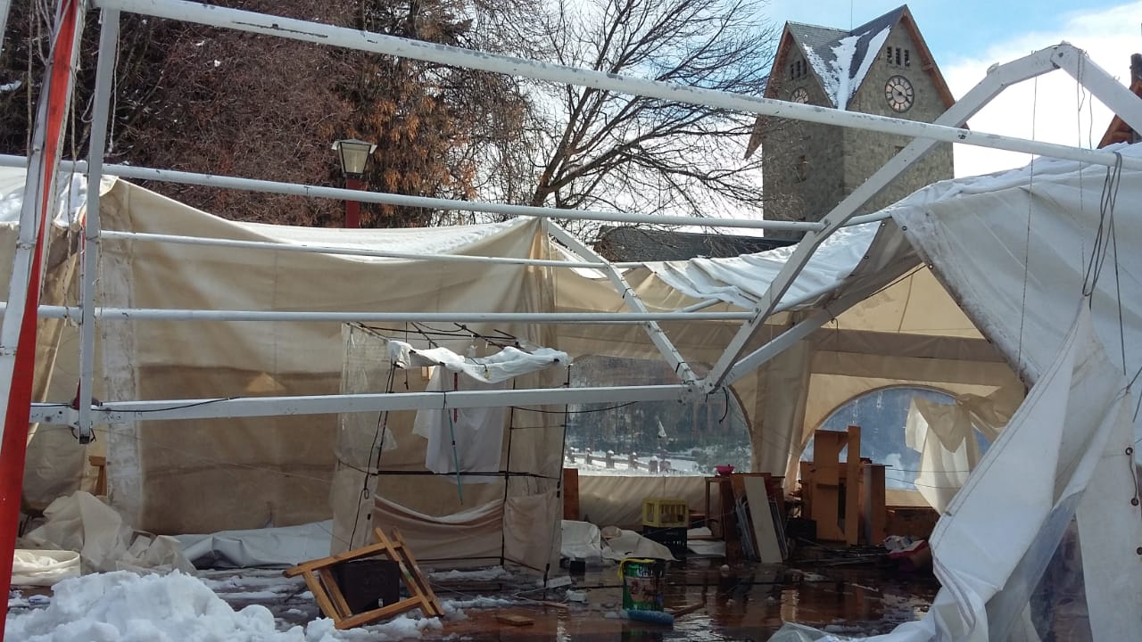 La caída del techo fue ayer al mediodía cuando nevaba intensamente en la ciudad. 