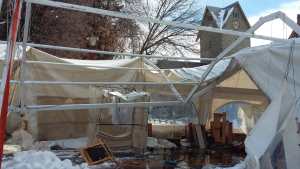 Nieve en Bariloche: cedió el techo de la globa de los artesanos