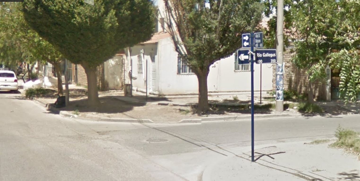 El joven fue apuñalado en la esquina de Río Gallegos y Belgrano. (Foto: Captura Google Maps.-)