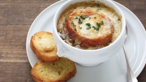 Sopa de cebollas, un plato que no pasa de moda