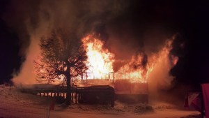 Investigan las causas del incendio en la confitería del cerro Chapelco