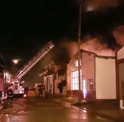 El incendio comenzó alrededor de las 19.30 de este martes y los bomberos lograron controlarlo a las 22. (Imagen de video)