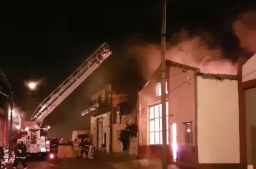 Pérdidas totales en una papelera arrasada por un incendio en Bariloche