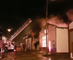 El incendio comenzó alrededor de las 19.30 de este martes y los bomberos lograron controlarlo a las 22. (Imagen de video)