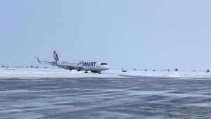 Nieve en Bariloche: reabren el aeropuerto, barrios sin luz   y calles cerradas