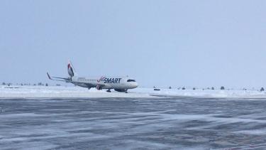 El primer vuelo que aterrizó en Bariloche después de la emergencia. Foto: gentileza