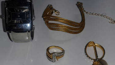 Las joyas fueron recuperadas en la campera de uno de los sujetos. (Foto: Gentileza.-)