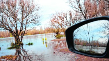 Un recorrido por los balnearios de la capital neuquina muestra cómo el agua avanzó casi hasta la zona de estacionamiento. Foto: Mauro Pérez. 