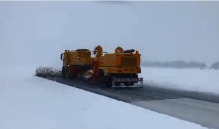 En Bariloche hay máquinas que despejan la nieve de la pista de aterrizaje. (Foto: Archivo)