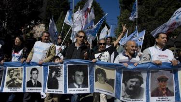Rubén Marigo, integrante de la APDH Bariloche, en una de las marchas por el Día de la Memoria. Foto: archivo