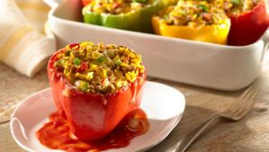 Hoy comemos morrones rellenos de arroz y verduras