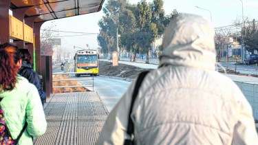 Las estaciones a nivel son una de las mejoras reconocidas por los pasajeros neuquinos que conectan el oeste con el centro.  Foto: Florencia Salto.