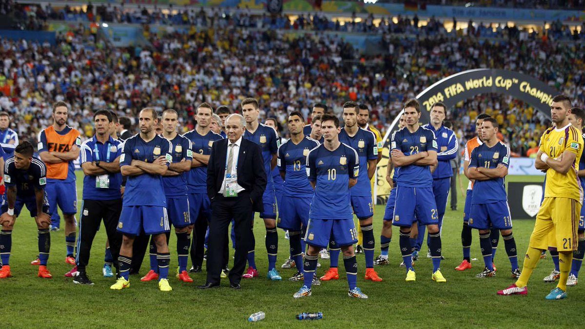 La frustración del plantel argentino luego de la derrota ante Alemania en Brasil 2014.