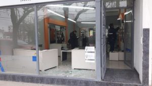 Destrozaron la vidriera de una peluquería en Roca y escaparon con la caja registradora
