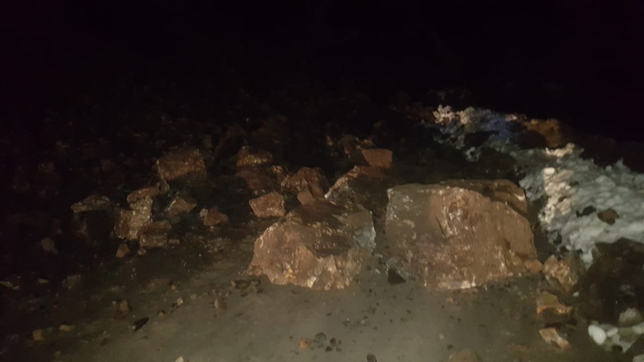 El derrumbe se produjo ayer a la noche en el ingreso a Quila Quina. (Foto: Gentileza)