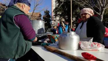 Militantes del MTD Darío Santillán protestaron en la plaza San Martín contre "el hambre y el ajuste". (Foto: Ag. Cipolletti)