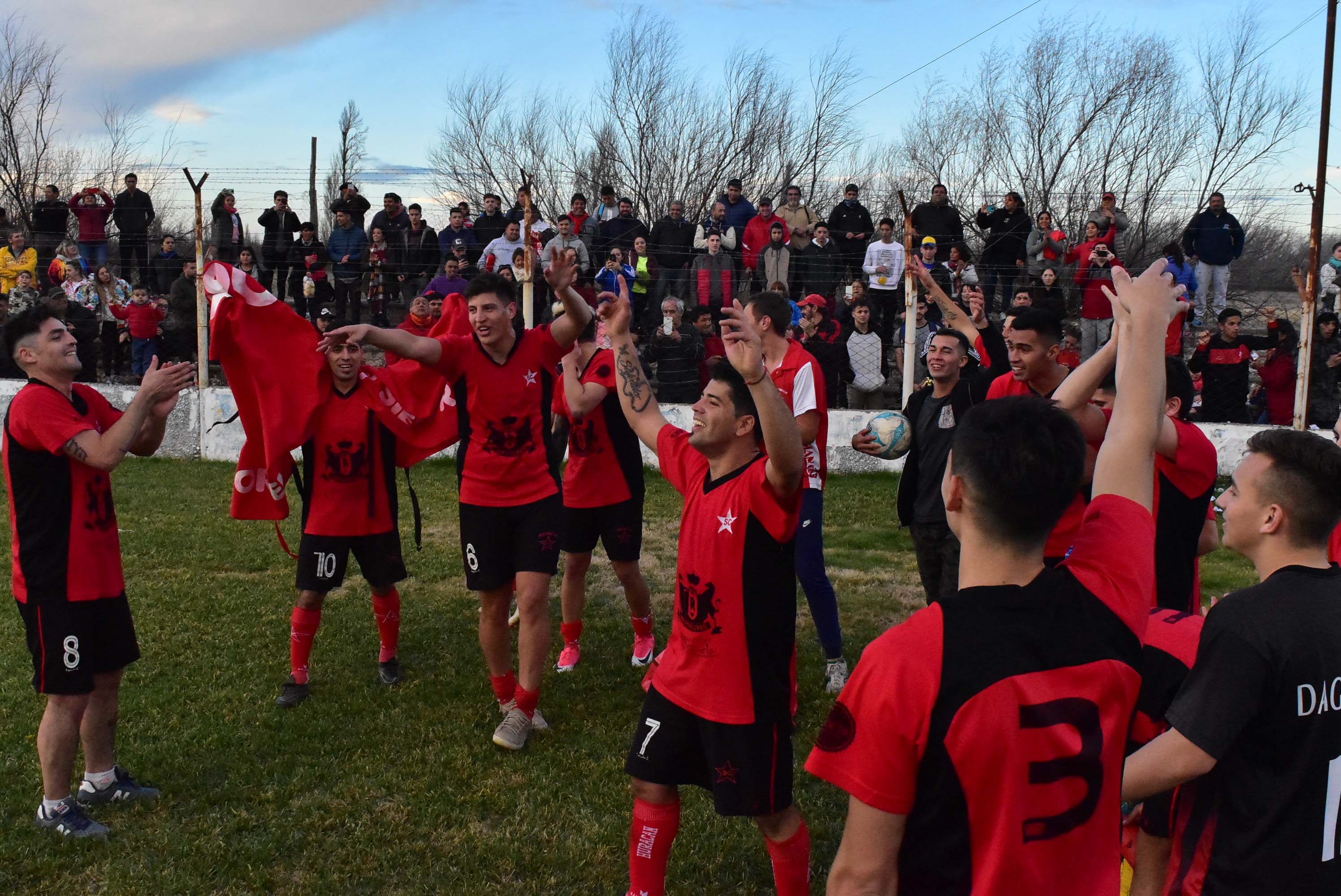El Rojo se quedó con un partido vibrante y selló su tercer triunfo liguero consecutivo. (Fotos: Jorge Tanos)