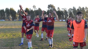 Independiente dio la vuelta en Algarrobo al vencer a Agrario por 2-1. (Foto/Jorge Tanos)