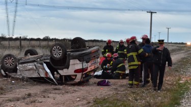 El vuelco de produjo a unos 18 kilómetros de Río Colorado. Una niña de Bariloche murió. (Foto: Jorge Tanos)