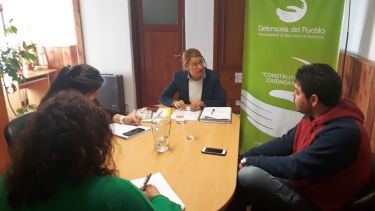 La defensora del Pueblo de Bariloche, Beatriz Oñate, recibió a uno de los socios del sanatorio en conflicto. (Gentileza)