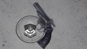 Amenazó a un vecino con un revólver y lo detuvieron en el barrio Confluencia