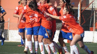 Las futbolistas del Depo celebrán un triunfo que quedará en el recuerdo. (Foto: Facebook Deportivo Roca)