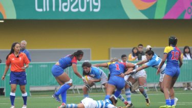 El seven femenino no pudo contra Colombia en su estreno. (@PrensaCOA)
