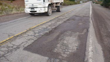 El deterioro de la ruta genera malestar entre turistas y locales. (Foto: Patricio Rodríguez)