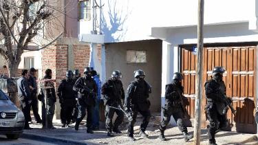 La policía realizó un impresionante allanamiento en la casa familiar cuando se investigaba el delito.