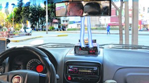 Analizan instalar cámaras de seguridad dentro de los taxis