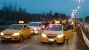 Taxistas de Centenario debatían sobre la continuidad del corte en la Ruta 7
