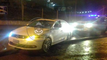El auto quedó estacionado sobre un cordón, en medio de la calle. (Gentileza).-