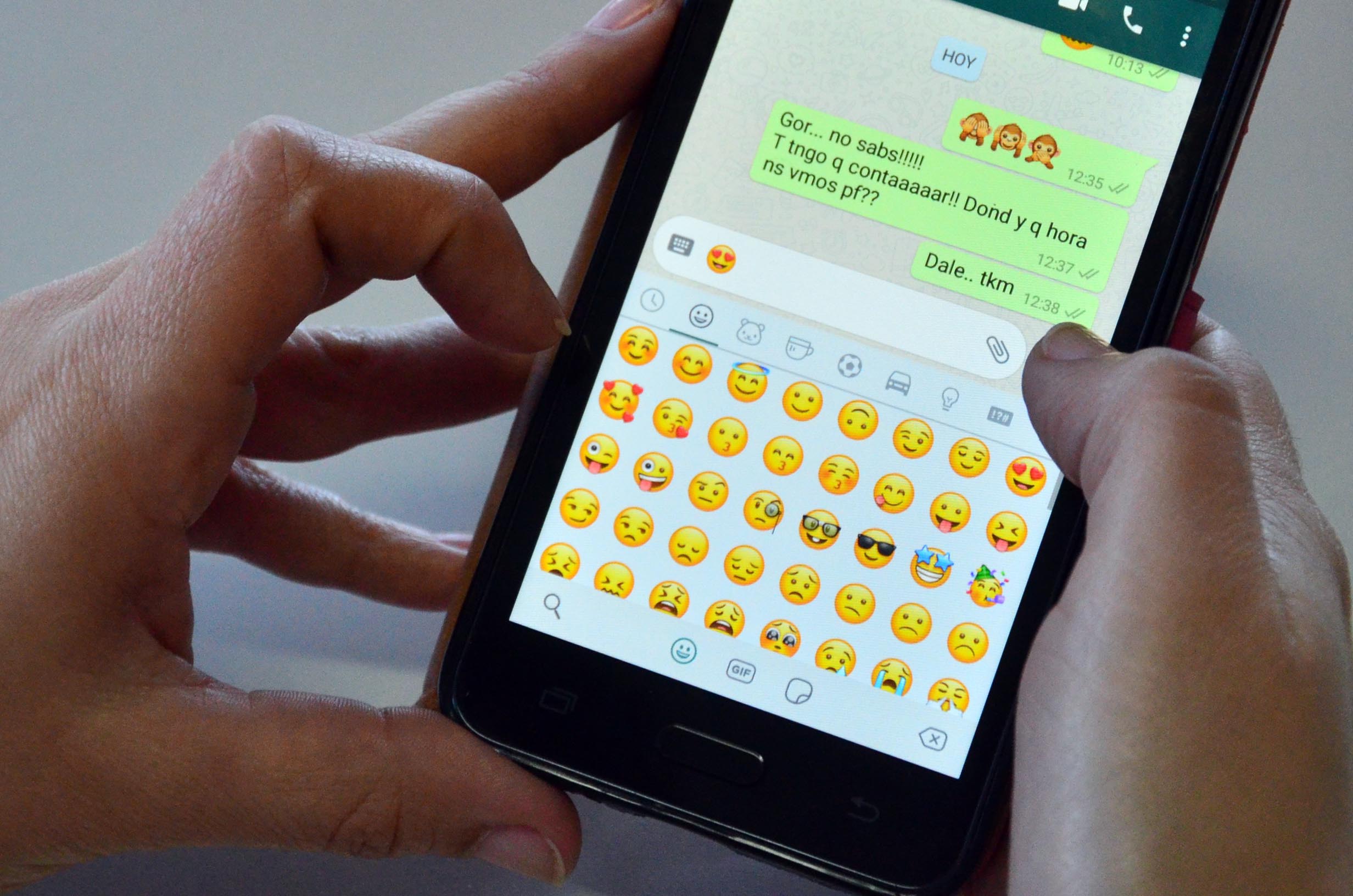 Los emojis se utilizan habitualmente en distintas conservaciones por chats. Foto: Marcelo Ochoa