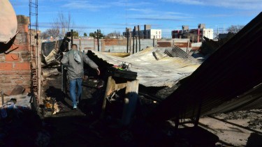 Tres familias de Viedma quedaron con lo puesto por un incendio en la Toma Unión