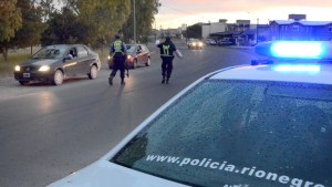 Arrastró con su auto a un policía por 24 cuadras y ahora le formularon cargos por intento de homicidio