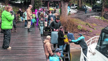 Por el corte en la Ruta 40  tras el derrumbe, los turistas que están en La Angostura disponen de catamaranes gratuitos. Foto: Marcelo Martinez