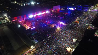 Unos cien mil hinchas del Ciclón festejaron el regreso al barrio histórico.