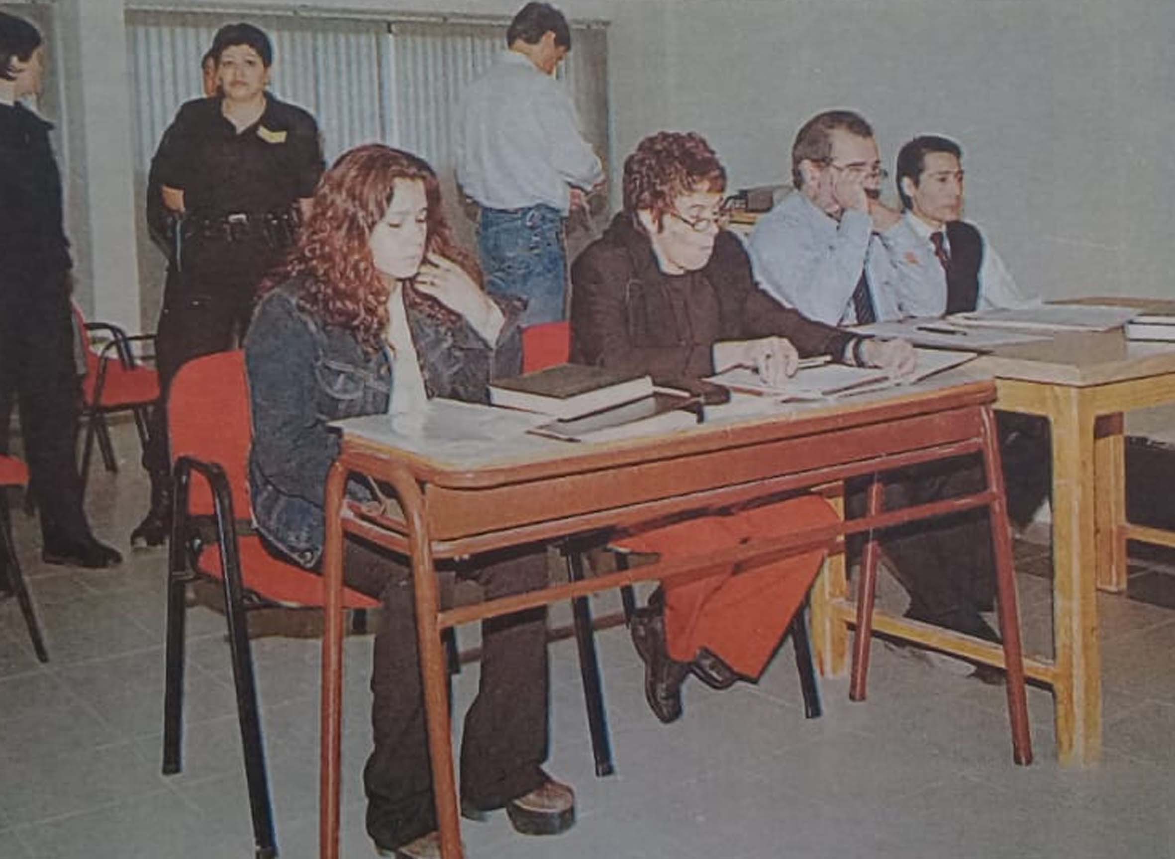 El juicio se realizó en 2004. Patricia Alonso y Carlos Soñé están en los extremos de la mesa, junto a sus abogados. (Archivo)