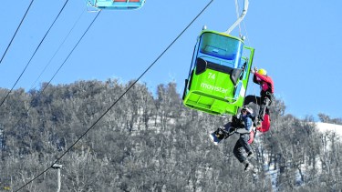 Góndola por góndola, los rescatistas bajaron de manera vertical a todos los que quedaron en la altura. Foto: Alfredo Leiva