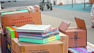 La hora del armado de los stands. Ayer, la actividad era incesante para dejar todo listo. (Foto: Mauro Pérez)