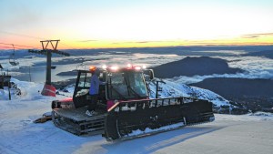 El arte de preparar las pistas  para esquiar en Catedral