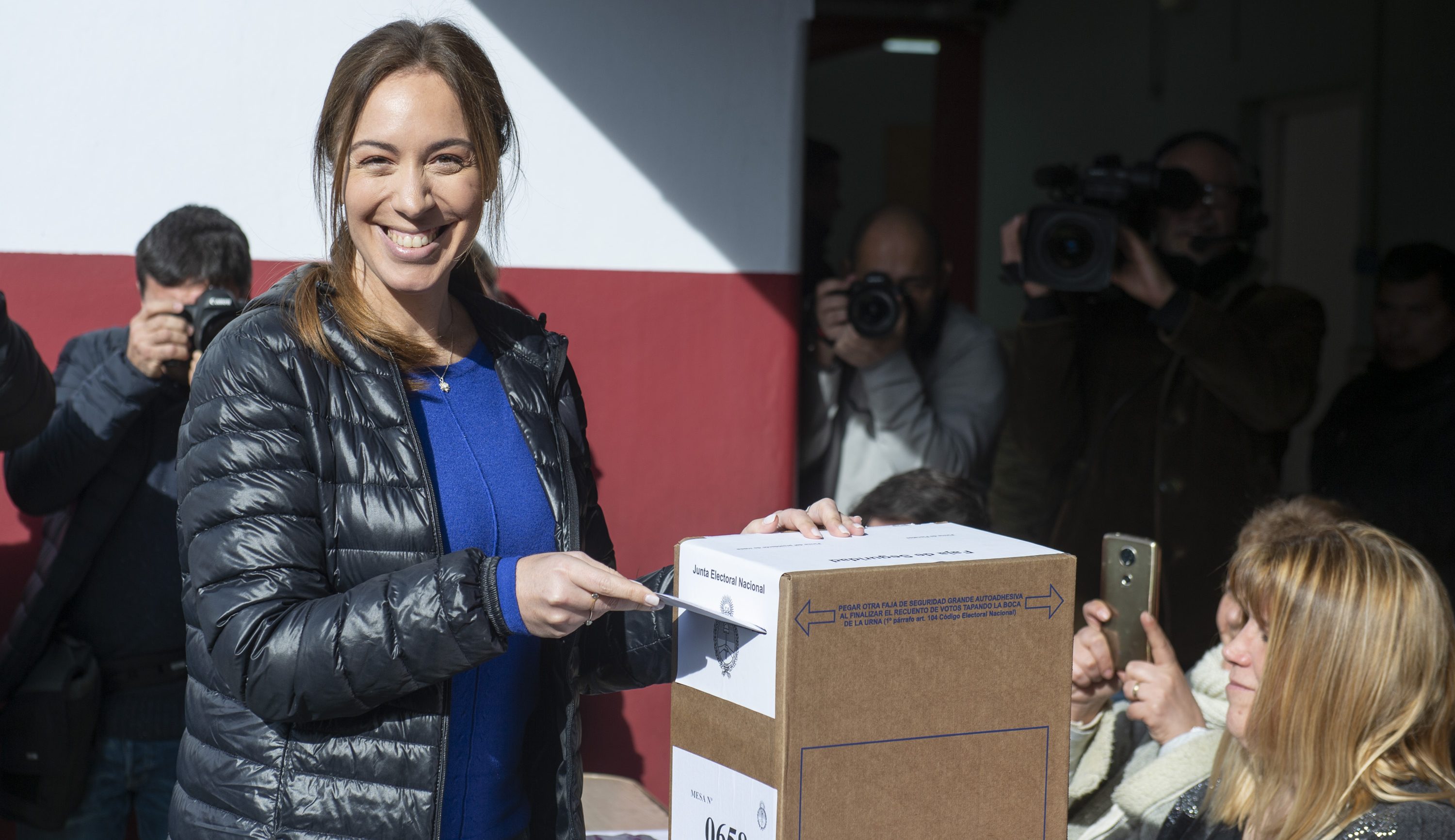 María Eugenia Vidal, gobernadora de Buenos Aires, al momento de votar en Morón. Foto: Télam.