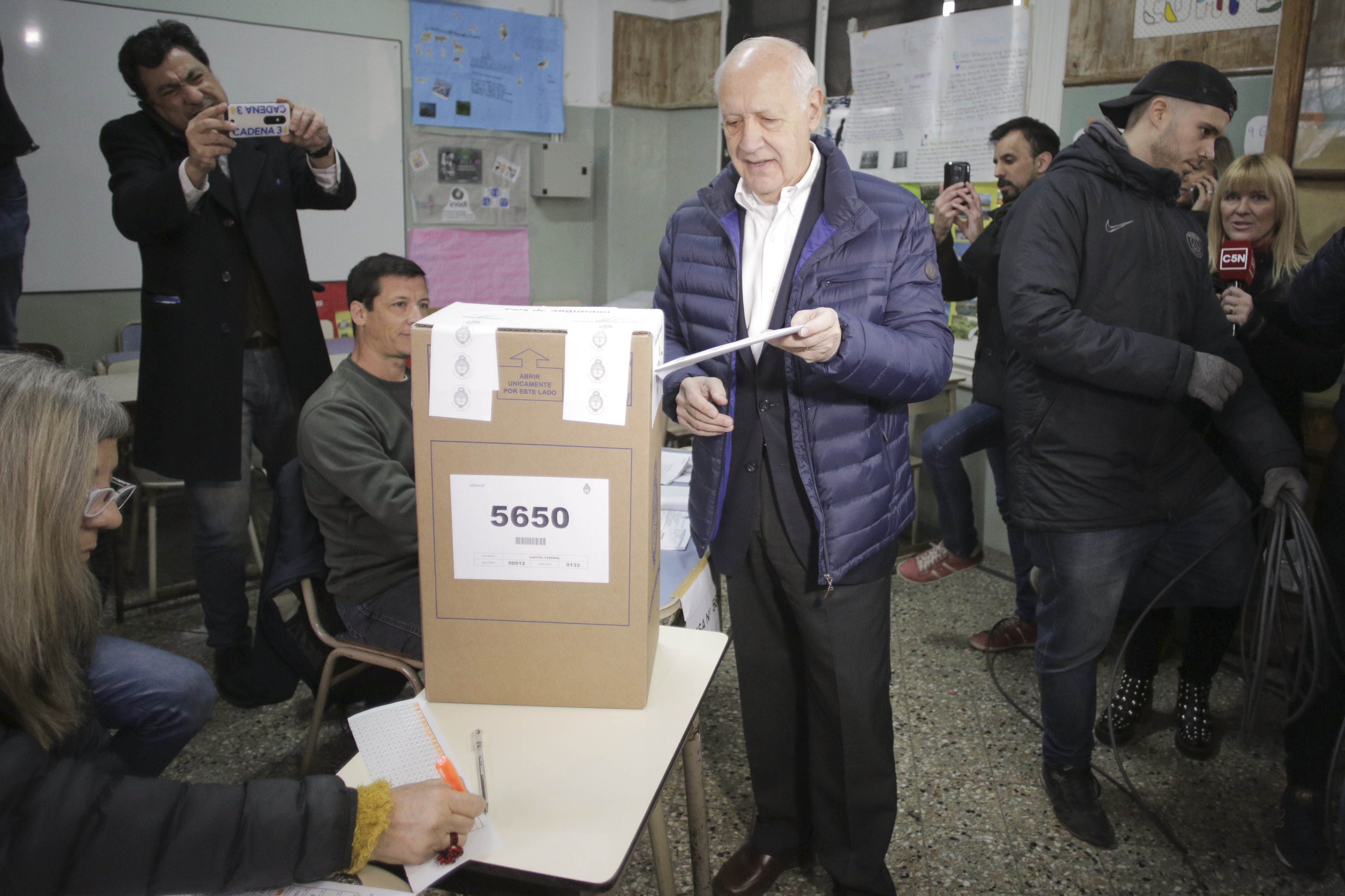 Roberto Lavagna emitiendo su voto. Foto: Télam.