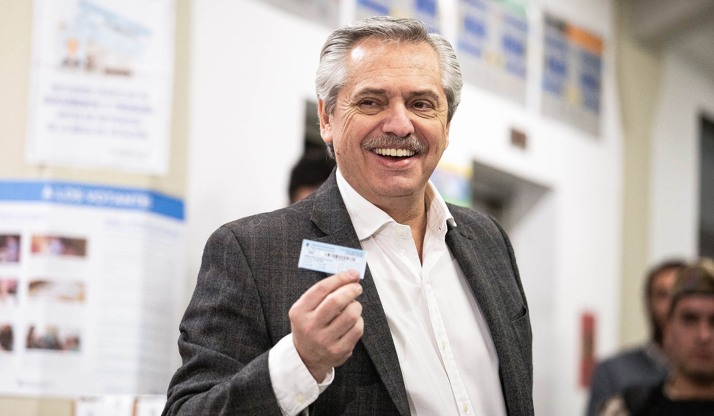 Alberto Fernández al momento de emitir su voto. Foto: Télam.
